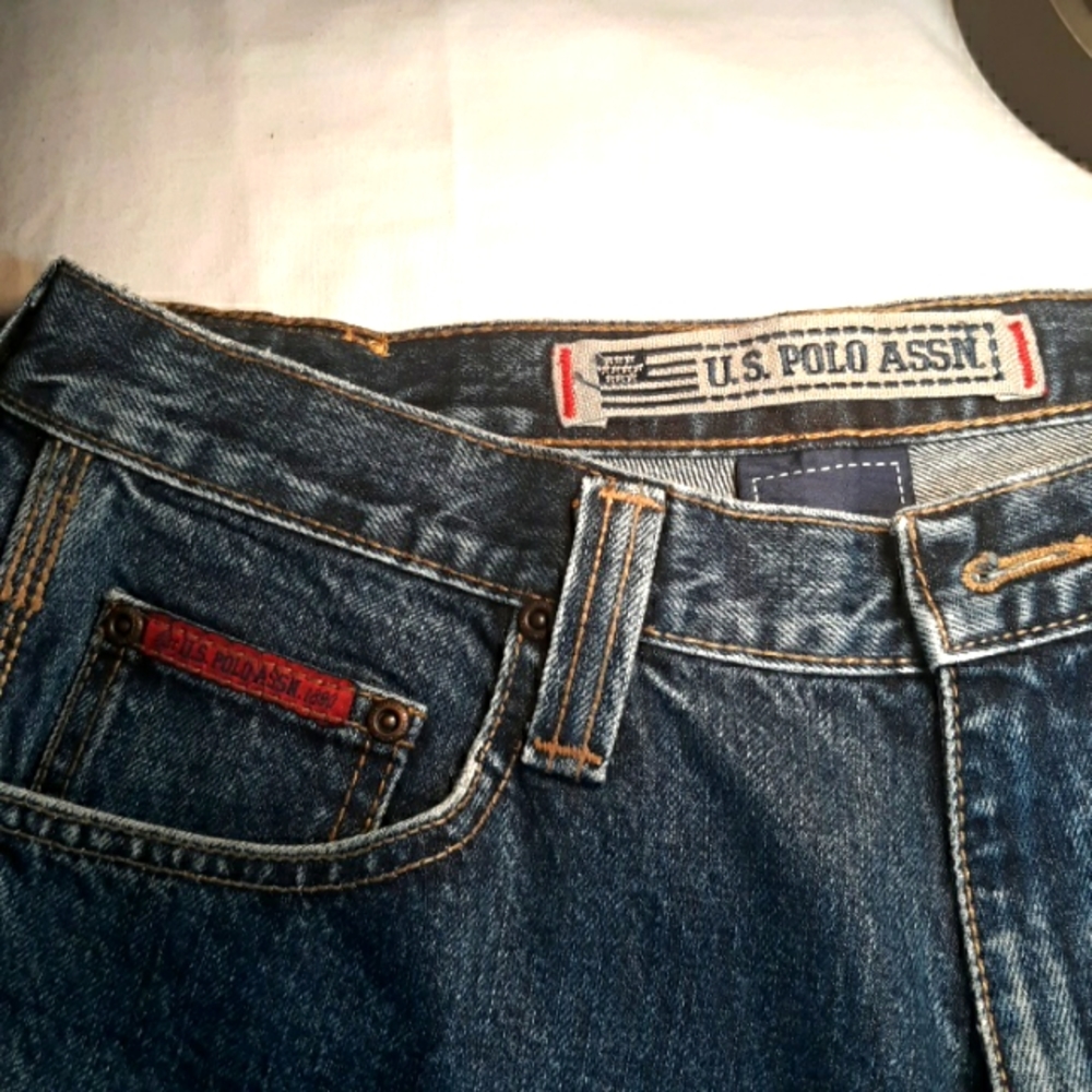 Mens Polo Jean's size 32 waist and 32 length. Like new. No signs of wear.